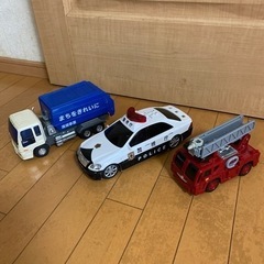 ゴミ収集車、パトカー、消防車