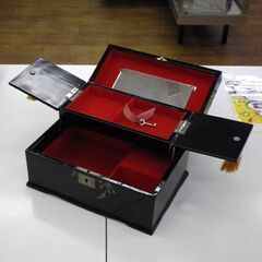 和風 コスメボックス 幅23×奥行16×高さ10.5cm 化粧道具箱 桜柄 オルゴール付き 鏡付き 鍵付き 札幌 厚別店の画像