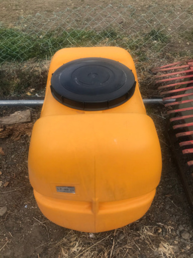 タンク300L   管理機の爪…溝上げ、土寄せ用だと思います