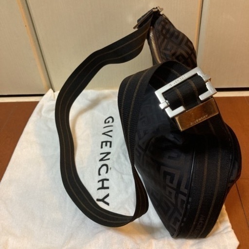 GIVENCHY LOGOのショルダーバック