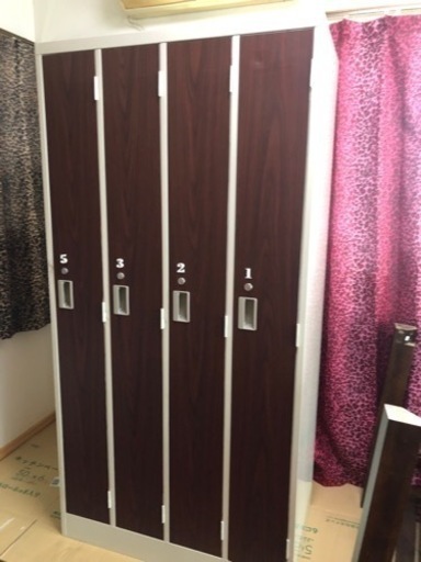 ロッカー4人用　カギ付き美品