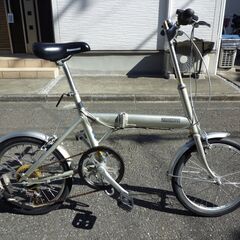 （取引中）ブリヂストン　SNEAKER LIGHT（スニーカーライト）　折りたたみ自転車　18インチ　外装6段変速　軽量アルミフレーム　BAA自転車安全基準適合　シルバー色の画像