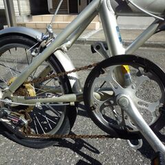 （取引中）ブリヂストン　SNEAKER LIGHT（スニーカーライト）　折りたたみ自転車　18インチ　外装6段変速　軽量アルミフレーム　BAA自転車安全基準適合　シルバー色の画像