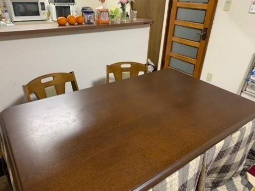 【引き取り限定 決まりました！】こたつテーブル イス二脚、こたつ用毛布付き