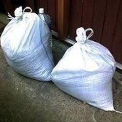 土嚢袋に入った残土や瓦礫