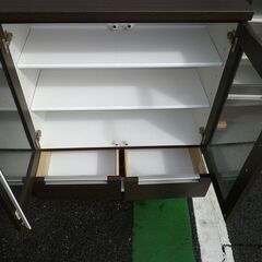 引取り歓迎◆リビング収納　本家具や仕様　80幅X91高X35奥　　ブラウンXホワイト　程度良好　有料配達可 の画像