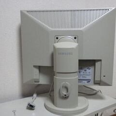 PCモニター　３：４回転可　中古の画像