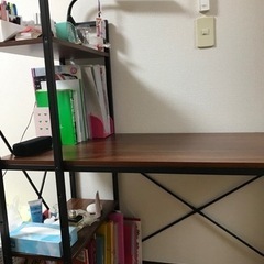 学習机と椅子の画像