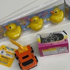 おもちゃ　未使用品　あひるさん　ティアラ　働くカー
