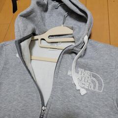 人気ノースフェイス正規品パーカーSの画像