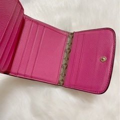 中のロゴ柄が可愛いCOACH折りたたみ財布
