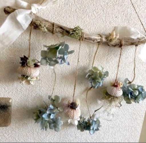 シーウーチンと花々でクラゲのガーランド