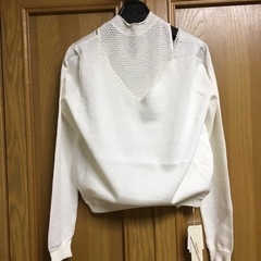 ★新品・未使用★LilyBrown 透かし編み　オフホワイト  肩見せ　ニットの画像
