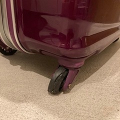 【取引中】スーツケース(サムソナイト91ℓ・紫・車輪1つ破損)の画像