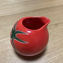 トマトの形のお皿の画像