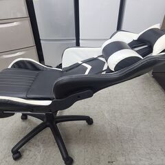 w240【近隣配達可能】　ゲーミングチェア　リクライニング機能　足置き　白黒　ブラック　ホワイト　傷あり　リサイクルショップ　ケイラック和光店 【配達可能】 ケイラック　和光市　板橋区　練馬区　清瀬市　朝霞市　志木市　新座市　富士見市　ふじみ野市 三芳町　戸田市　蕨市　さいたま市(岩槻以外)　川越市　所沢市　上尾市　東京都　埼玉県の画像