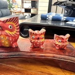 木彫りのフクロウの置物(赤)の画像