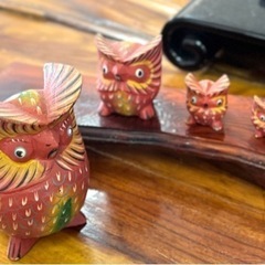 木彫りのフクロウの置物(赤)の画像
