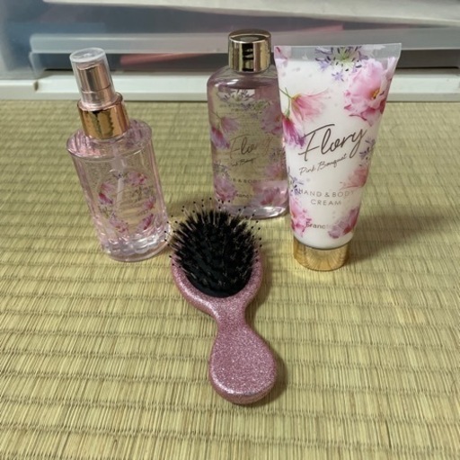 フランフランのフローリーボディミストとヘア\u0026ボディオイルハンド\u0026ボディクリーム