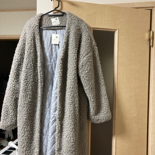 プードルファーのグレーのコート