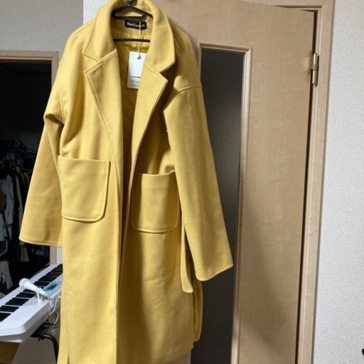 可愛いイエローコート