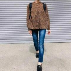 スタジオアンダーソン×ユニクロ 花柄ノーカラーシャツブラウスの画像
