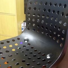 IKEAの黒い椅子の画像