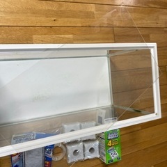水槽（アクリル）と飼育用グッズの画像