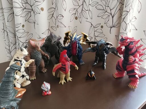 ウルトラマン27体+怪獣11体　売ります
