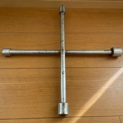 十時レンチ　カー用品　タイヤ交換の道具の画像
