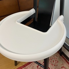 IKEA トレイ付き子供用ダイニングチェアブラックの画像