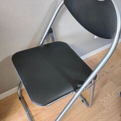 折りたたみ椅子の画像