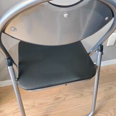 折りたたみ椅子の画像