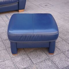 人気のkarimokuよりZT73 本革 オットマンです！白のステッチがモダンな印象
