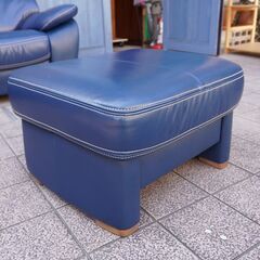 人気のkarimokuよりZT73 本革 オットマンです！白のステッチがモダンな印象