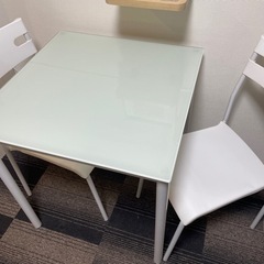 ガラス板ダイニングテーブルの画像