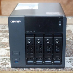 Qnap TS-453 Pro NAS サーバーの画像