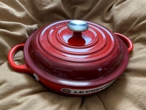 LE CREUSET ル・クルーゼ　両手鍋　ホーロー　22cm 2.2L チェリーレッド　新品未使用品