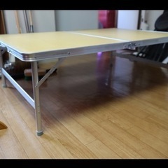 折りたためるテーブルの画像