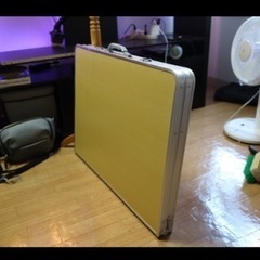 折りたためるテーブルの画像