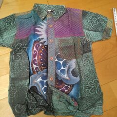 【希少】バリ島　インドネシアの民族柄入り　シャツ