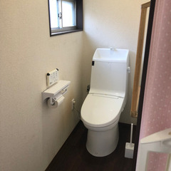 新しく綺麗なバリアフリーのユニットバスとトイレつき！駐車場2台付き - 不動産