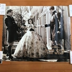 本とスクリーンポスター「風と共に去りぬ」と小説「スカーレット」