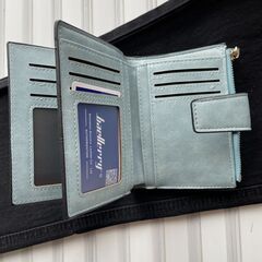 【配送・直接引渡OK】管理番号：G-10-6 未使用品　レザー二つ折り財布　ユニセックス　カード収納　10cm ×12.5cm 厚み2cmの画像