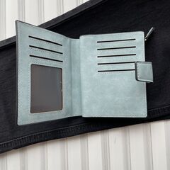 【配送・直接引渡OK】管理番号：G-10-6 未使用品　レザー二つ折り財布　ユニセックス　カード収納　10cm ×12.5cm 厚み2cmの画像