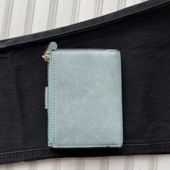 【配送・直接引渡OK】管理番号：G-10-6 未使用品　レザー二つ折り財布　ユニセックス　カード収納　10cm ×12.5cm 厚み2cmの画像