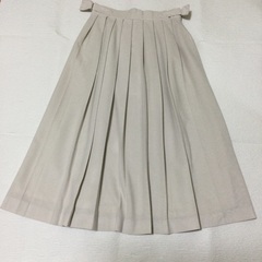 オフホワイトのスカート
