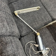 電気スタンド（蛍光灯スタンド）もらってください。