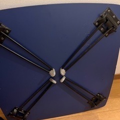 青いローテーブルの画像