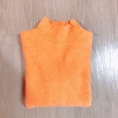 オレンジのもこもこニット